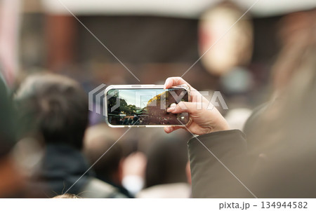 参拝中に撮影するスマホを持つ大人 134944582