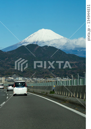 東名高速道路から見た冠雪した富士山 134944831