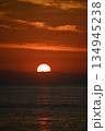 海から昇る太陽 134945238