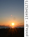 初日の出を拝む人々 134945273