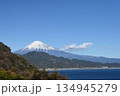 駿河湾と富士山と山々 134945279