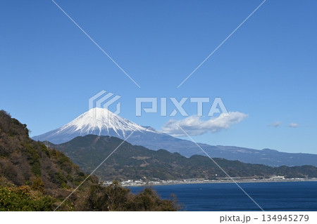 駿河湾と富士山と山々 駿河湾と富士山と山々 134945279