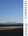 海岸から見た冬の富士山 134945281