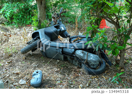 不法投棄されたバイク 不法投棄されたバイク 134945318