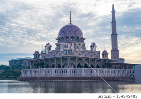 ピンクモスク 朝日と湖の風景, プトラジャヤ, マレーシア ピンクモスク 朝日と湖の風景, プトラジャヤ, マレーシア 134945485