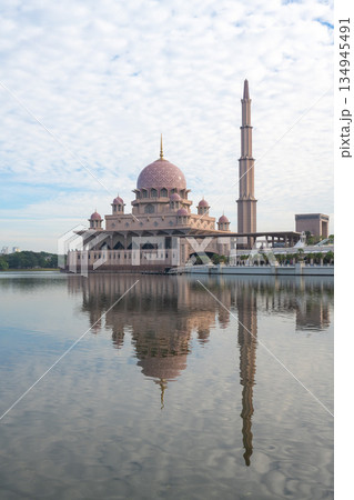 ピンクモスク 朝日と湖の風景, プトラジャヤ, マレーシア 134945491