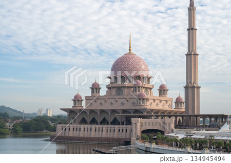ピンクモスク 朝日と湖の風景, プトラジャヤ, マレーシア 134945494