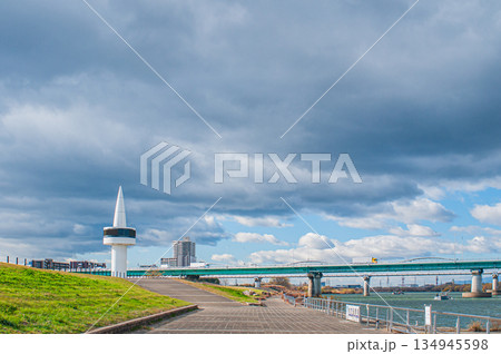 冬の淀川風景 淀川河川公園枚方地区からの眺め 大阪府枚方市 冬の淀川風景 淀川河川公園枚方地区からの眺め 大阪府枚方市 134945598