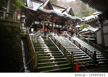 初詣で賑わう善寳寺 134945633