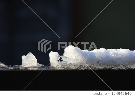 少し積もり溶け始めた雪 少し積もり溶け始めた雪 134945640