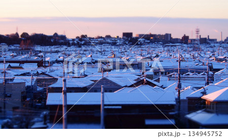 雪が降った日の朝焼けの空 134945752