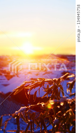 雪が降った日の朝焼けの空 134945758