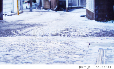 アイスバーン状態の市街地の道路 134945834
