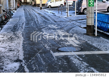 凍結した路面 134945912