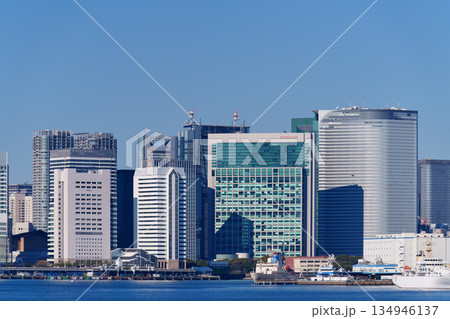 東京湾の海岸に建ち並ぶオフィスビル 134946137