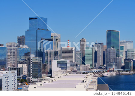 東京湾の海岸に建ち並ぶオフィスビル 134946142