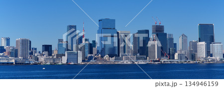 東京湾の海岸に建ち並ぶオフィスビル 134946159