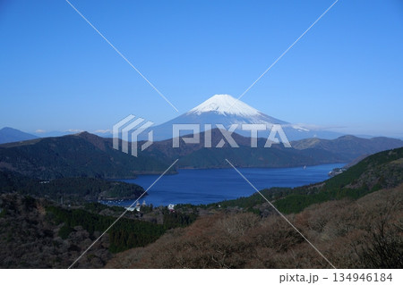 芦ノ湖と富士山 134946184