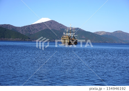 芦ノ湖と富士山 134946192