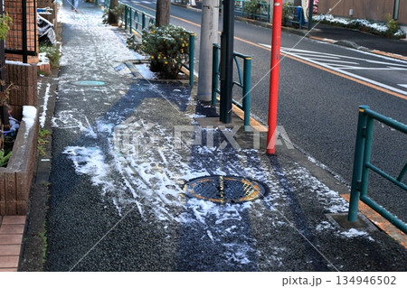 凍結した路面 134946502