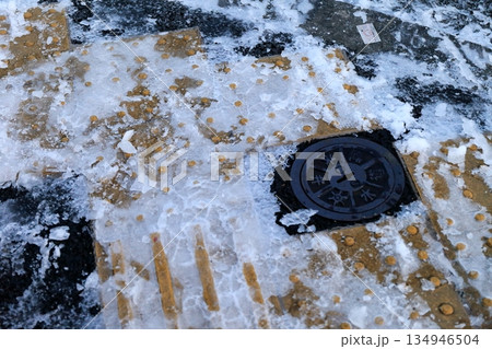 凍結した路面 134946504