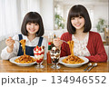 レストランでミートスパゲティーを食べる姉妹 134946552