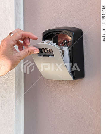 Hand opening key safe with combination lock and keys Hand opening key safe with combination lock and keys 134946560