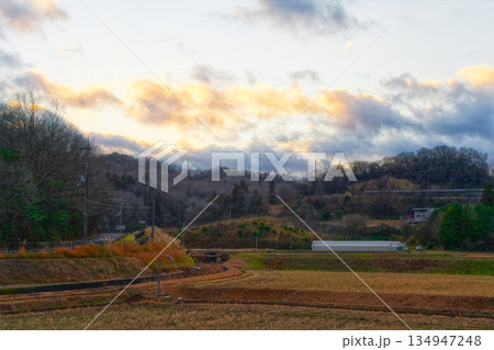 農村の美しい夕暮れ 農村の美しい夕暮れ 134947248