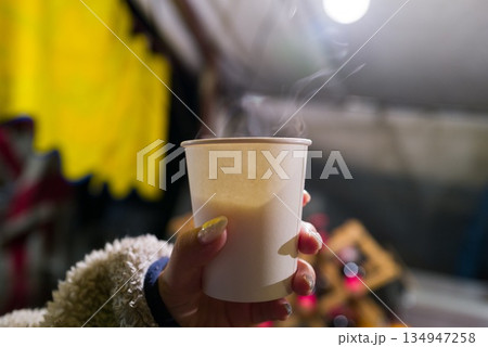 冬の夜空に浮かぶ甘酒の湯気 冬の夜空に浮かぶ甘酒の湯気 134947258