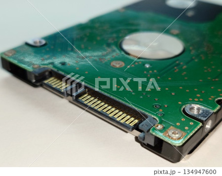 2.5インチHDD(ハードディスク)の接続端子部分 134947600