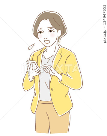 外出中にスマホを見て困った顔をするスーツの女性ビジネスパーソン・トラブル・悩み 外出中にスマホを見て困った顔をするスーツの女性ビジネスパーソン・トラブル・悩み 134947653