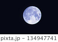夜空に浮かぶ満月 134947741