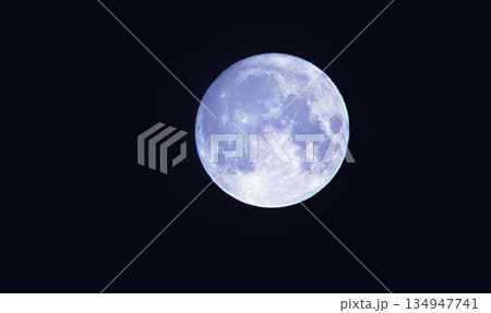 夜空に浮かぶ満月 夜空に浮かぶ満月 134947741