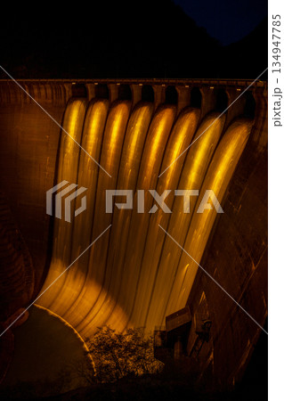 宮城県/ 限定イベント「レインボーすだれ放流」時の鳴子ダムすだれ放流ライトアップ 134947785