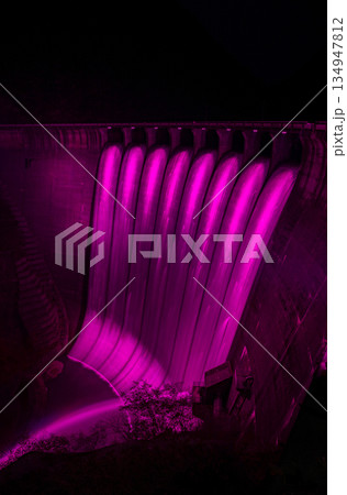 宮城県/ 限定イベント「レインボーすだれ放流」時の鳴子ダムすだれ放流ライトアップ 134947812