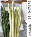 採れたてのグリーンアスパラガスとホワイトアスパラガスのセット（2色の比較・春の味覚） 134947976