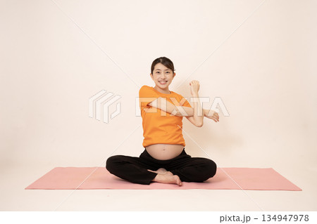 マタニティヨガをする女性 134947978