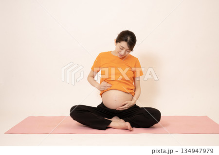マタニティヨガをする女性 134947979