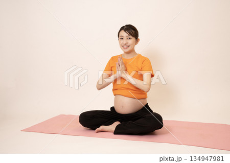 マタニティヨガをする女性 マタニティヨガをする女性 134947981
