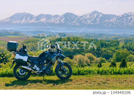 北海道ツーリング 富良野から見た大雪山とバイク 北海道ツーリング 富良野から見た大雪山とバイク 134948106