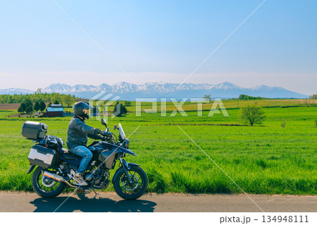 北海道　美瑛の風景の中をバイクでツーリング	 134948111