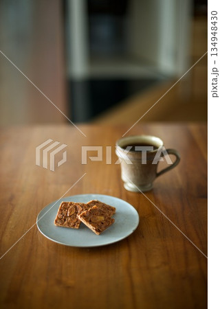 ホットコーヒーとおやつのフロランタン 134948430