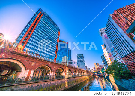 日本の東京都市景観希望の光…万世橋からマーチエキュート神田万世橋や神田川、御茶ノ水駅方向などを望む 134948774