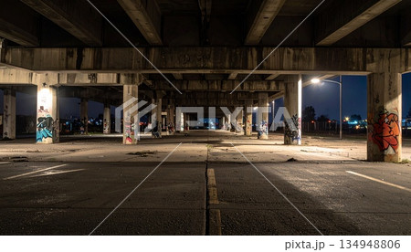 深夜の都会の高架下のさびれた空き地 深夜の都会の高架下のさびれた空き地 134948806