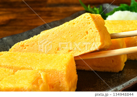 だし巻き卵を持ち上げる 134948844