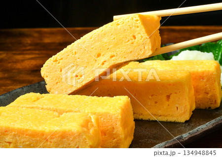 だし巻き卵を持ち上げる 134948845