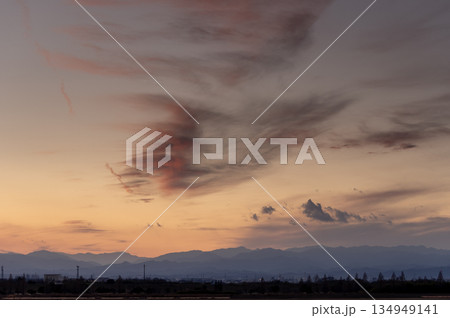 冬の夕暮れに染まる秩父連山と空を流れる雲の風景 冬の夕暮れに染まる秩父連山と空を流れる雲の風景 134949141