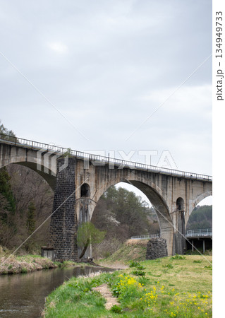 春の公園と鉄道橋 遠野市宮守川橋梁 春の公園と鉄道橋 遠野市宮守川橋梁 134949733