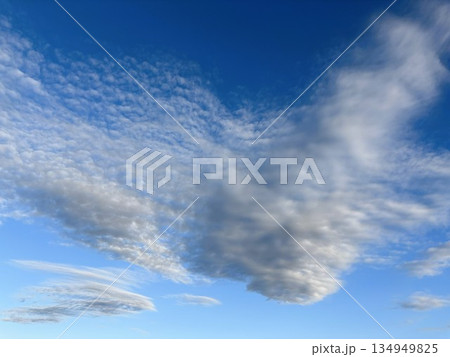 爽やかな青空と個性的な形の白いレンズ雲の風景 広がる空のグラデーションが美しい晴天の背景素材 爽やかな青空と個性的な形の白いレンズ雲の風景 広がる空のグラデーションが美しい晴天の背景素材 134949825