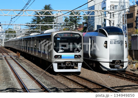 並ぶ70ー000形とE259系 134949850